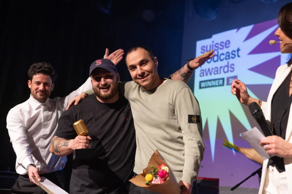 Bild zum Beitrag ««Kurds & Bündig» ist Suisse Podcast Of The Year 2024»