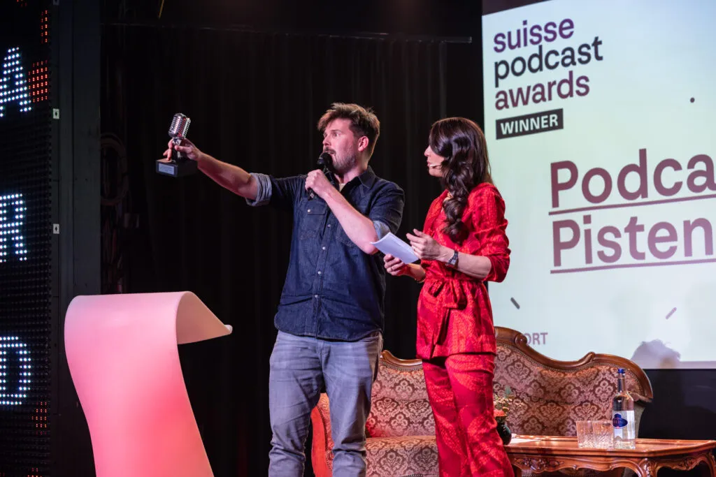 Bild zum Beitrag «Beziehungskosmos ist Suisse Podcast Of The Year 2023»