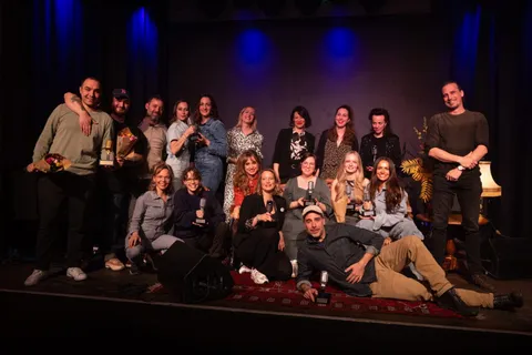 Bild zum Beitrag ««Kurds & Bündig» ist Suisse Podcast Of The Year 2024»