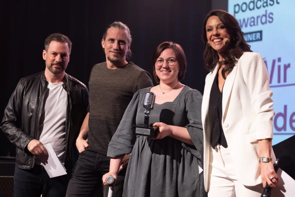 Bild zum Beitrag ««Kurds & Bündig» ist Suisse Podcast Of The Year 2024»