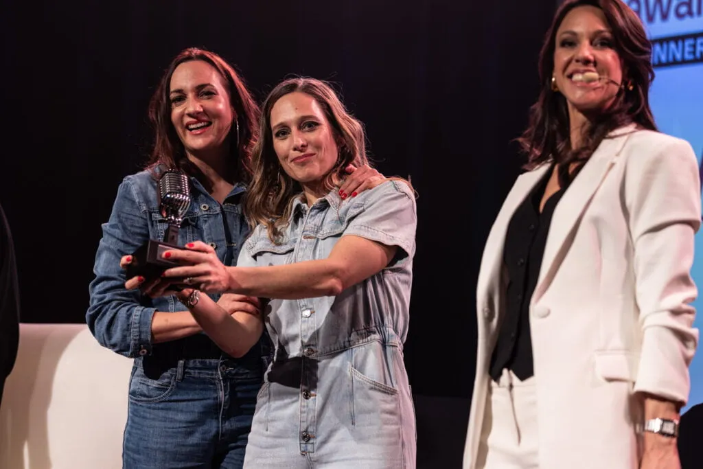 Bild zum Beitrag ««Kurds & Bündig» ist Suisse Podcast Of The Year 2024»