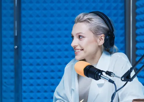 Animatrice de podcast au microphone à la Suisse Podcast Academy