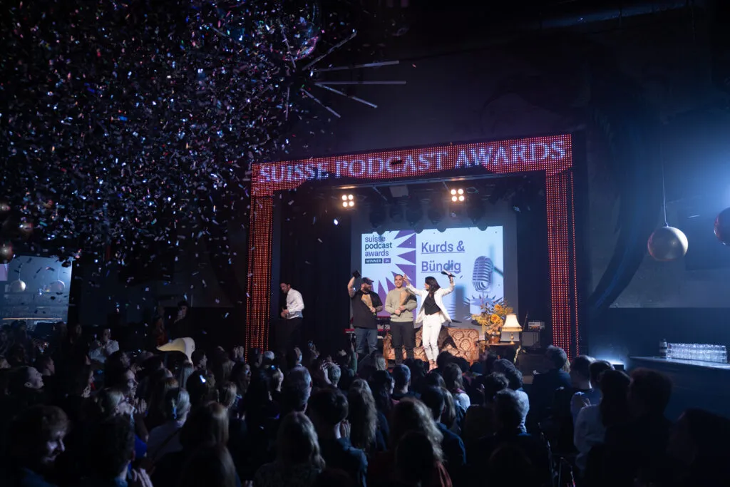 Bild zum Beitrag ««Kurds & Bündig» ist Suisse Podcast Of The Year 2024»