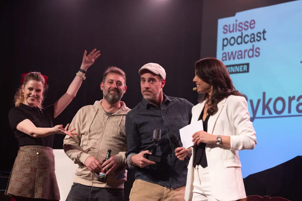 Bild zum Beitrag ««Kurds & Bündig» ist Suisse Podcast Of The Year 2024»