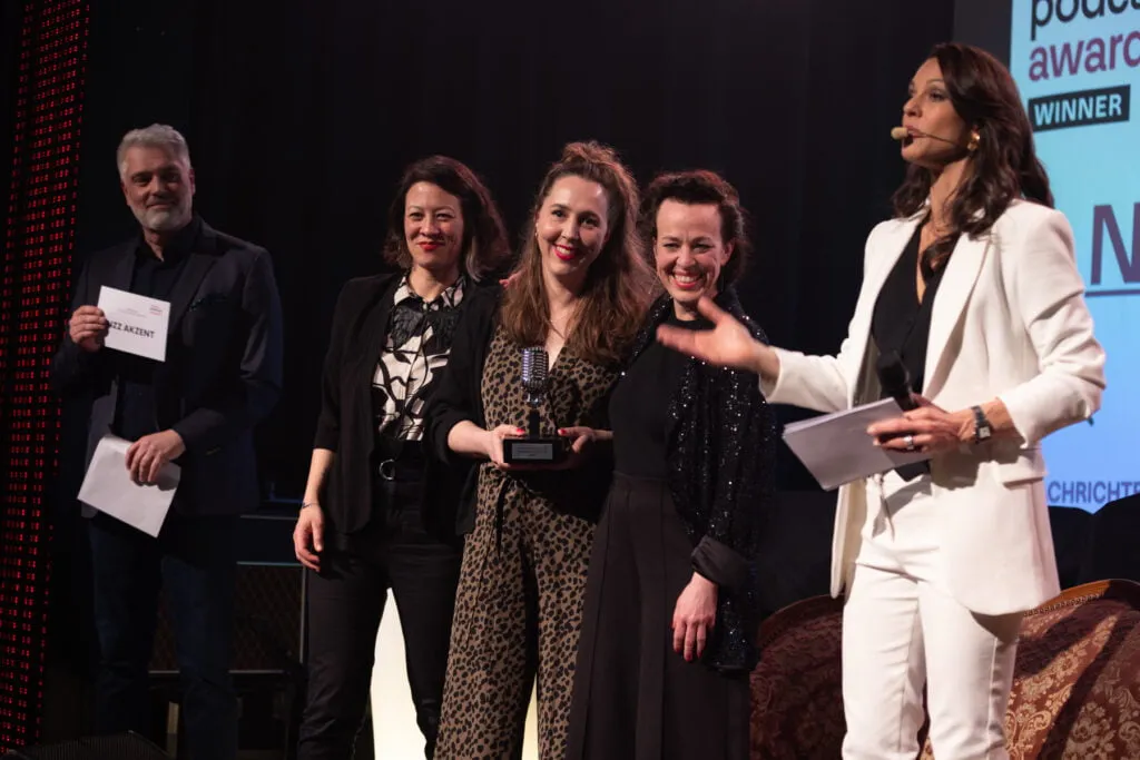 Bild zum Beitrag ««Kurds & Bündig» ist Suisse Podcast Of The Year 2024»