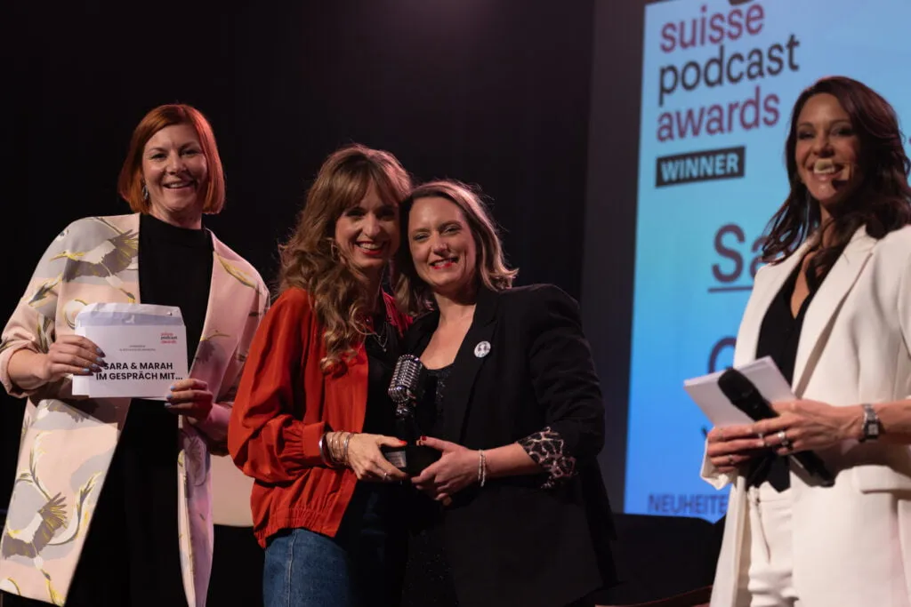 Bild zum Beitrag ««Kurds & Bündig» ist Suisse Podcast Of The Year 2024»