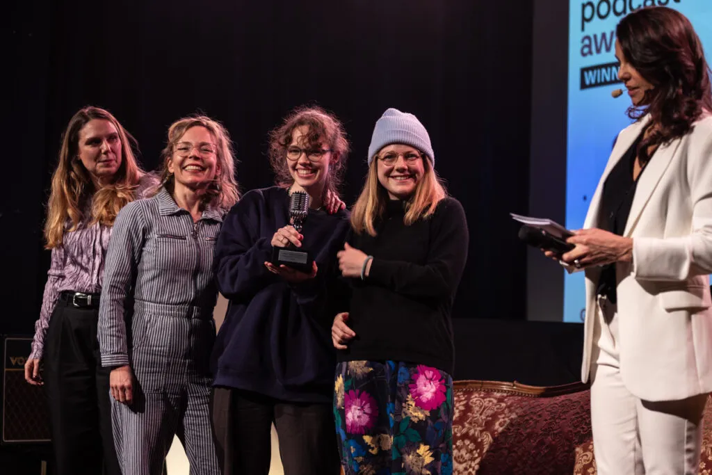 Bild zum Beitrag ««Kurds & Bündig» ist Suisse Podcast Of The Year 2024»